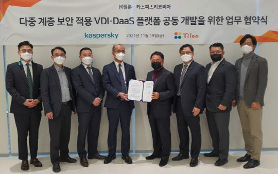 이기동(왼쪽 세번째부터) 카스퍼스키 상무, 강하라 카스퍼스키 지사장, 최용호 틸론 사장, 조기영 틸론 부사장 등이 협약식에서 사진을 찍고 있다.  틸론 제공